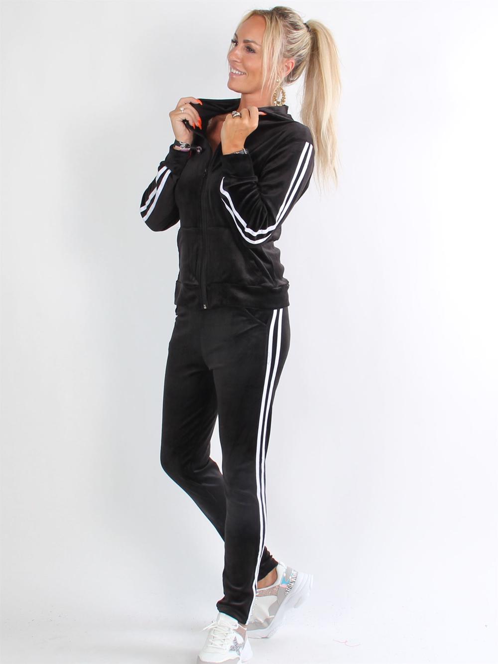 Lykke - Armégrön joggingdräkt i velour med vita ränder